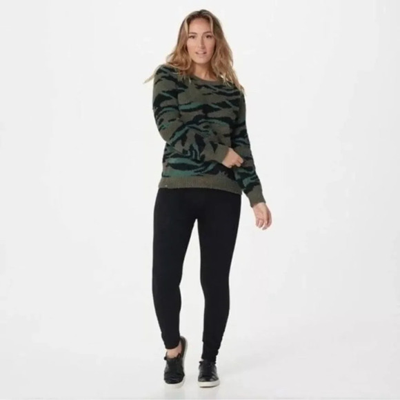 Barefoot Dreams cozychic seasode crew neck pullover green camo size small - Picture 8 of 8